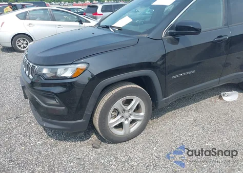 2023 Jeep Compass Latitude 4X4 z USA, uszkodzony, nr VIN 3C4NJDBN3PT531113
